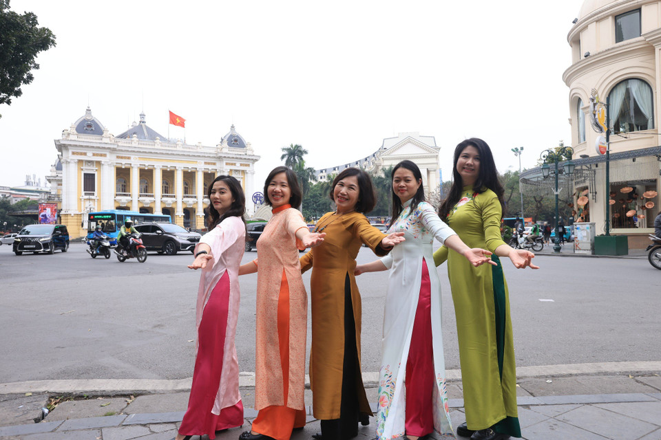 Chị em phụ nữ Trung tâm Bồi dưỡng nghiệp vụ Thông tấn khoe sắc trong tà áo dài. (Nguồn: TTXVN)