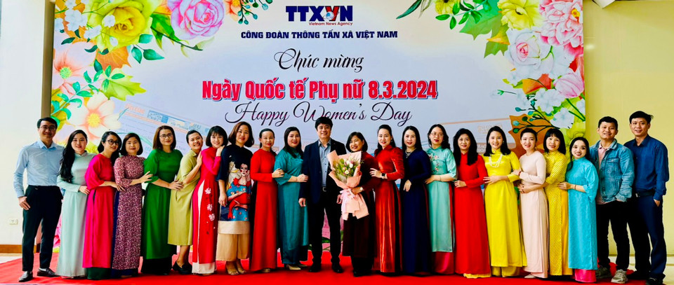 Chị em phụ nữ Ban Kế hoạch-Tài chính rạng rỡ trong tà áo dài. (Nguồn: TTXVN)