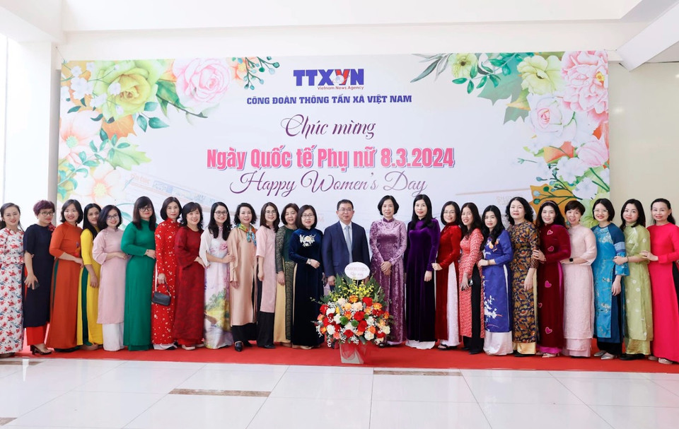 Tổng Giám đốc TTXVN Vũ Việt Trang (giữa) chụp ảnh lưu niệm cùng các nữ công đoàn viên TTXVN trong tà áo dài nhân dịp Ngày Quốc tế Phụ nữ 8/3. (Nguồn: TTXVN)