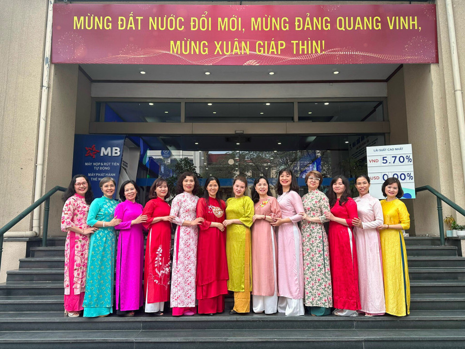 Chị em phụ nữ Báo Vietnam Law thướt tha trong trang phục áo dài. (Nguồn: Vietnam+)