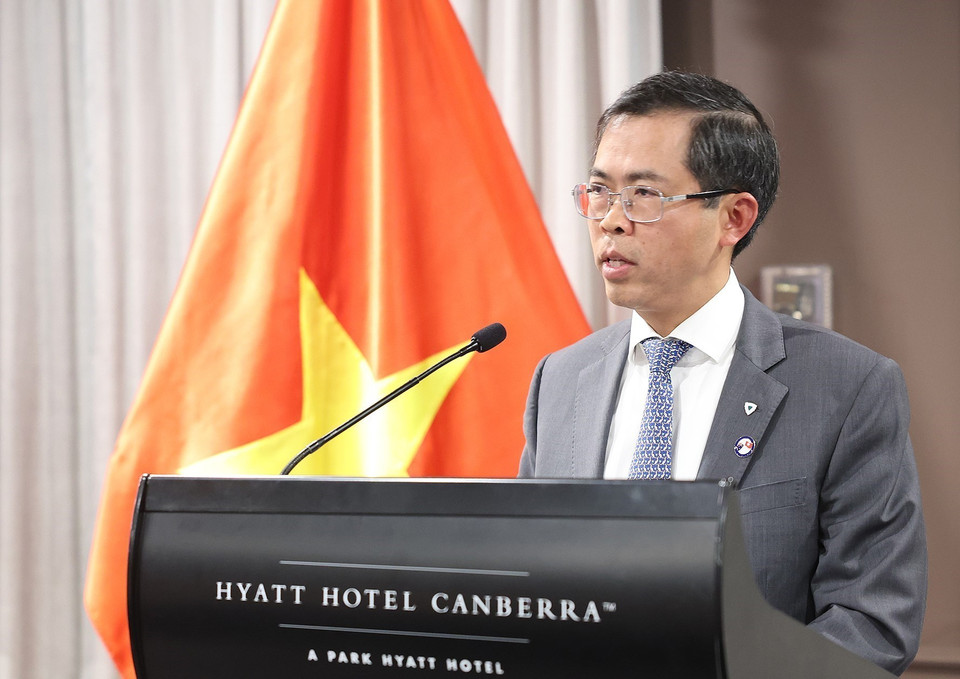 Đại sứ Phạm Hùng Tâm báo cáo tình hình người Việt Nam tại Australia. (Ảnh: Dương Giang/TTXVN)