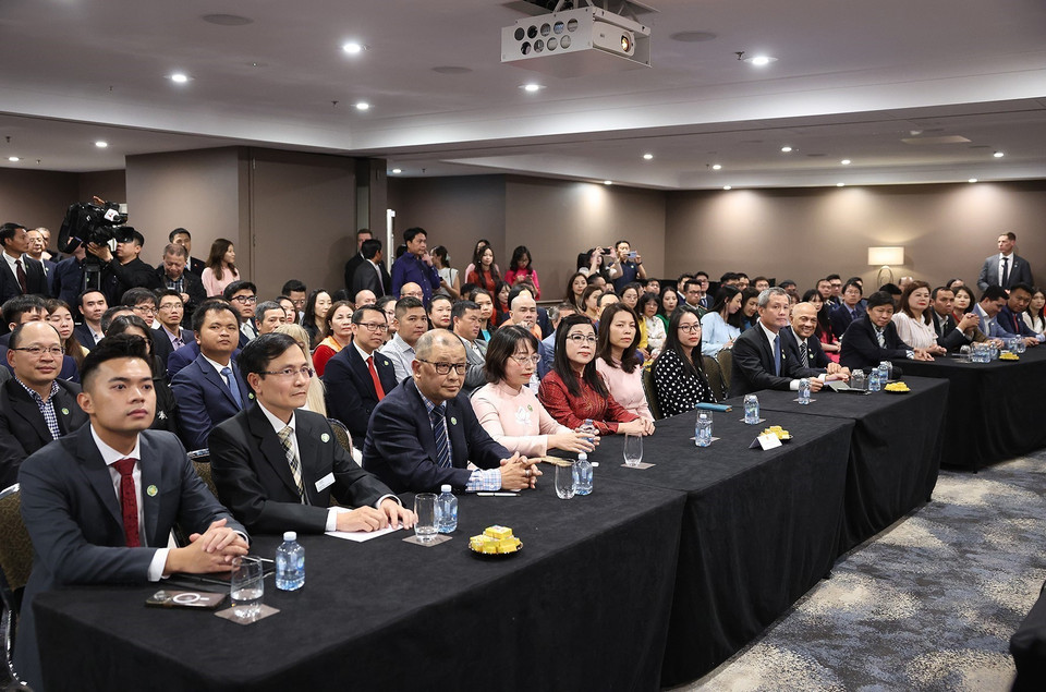 Phu nhân Lê Thị Bích Trân và cán bộ, nhân viên các cơ quan đại diện và cộng đồng người Việt Nam tại Australia. (Ảnh: Dương Giang/TTXVN)