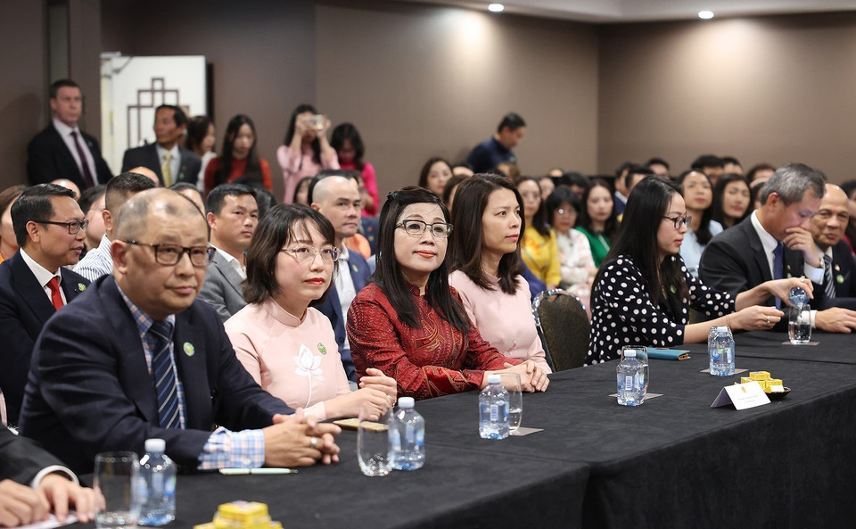 Phu nhân Lê Thị Bích Trân và cán bộ, nhân viên các cơ quan đại diện và cộng đồng người Việt Nam tại Australia. (Ảnh: Dương Giang/TTXVN)