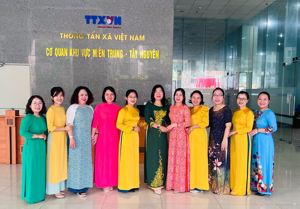 Chị em phụ nữ Cơ quan Đại diện TTXVN Khu vực miền Trung-Tây Nguyên duyên dáng trong tà áo dài. (Nguồn: TTXVN)