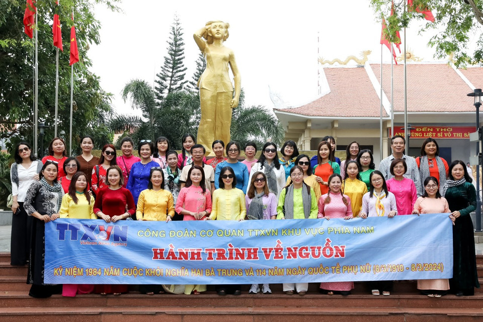 Chị em phụ nữ Cơ quan TTXVN khu vực phía Nam với tà áo dài trong hành trình về nguồn nhân ngày Quốc tế Phụ nữ 8/3. (Nguồn: TTVXN)