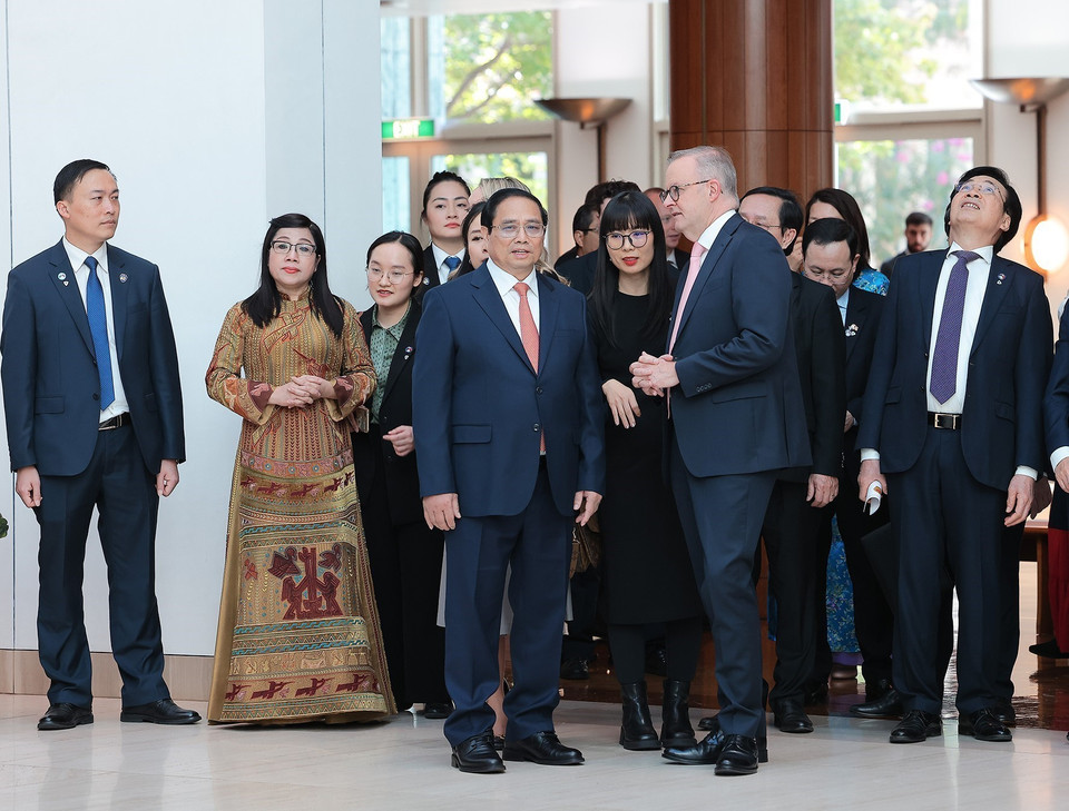 Thủ tướng Australia Anthony Albanese giới thiệu với Thủ tướng Phạm Minh Chính không gian, kiến trúc Nhà Quốc hội Australia. (Ảnh: Dương Giang/TTXVN)