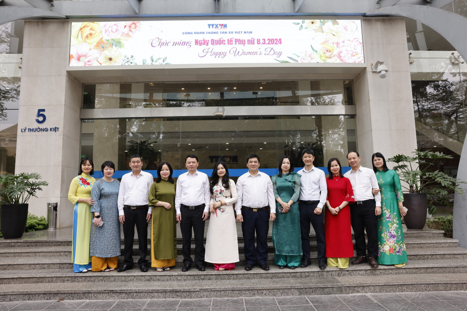 Chị em phụ nữ Ban Tổ chức Cán bộ dịu dàng trong tà áo dài. (Nguồn: TTXVN)