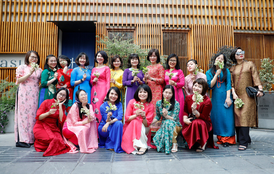 Chị em phụ nữ Báo Le Courrier du Vietnam tươi tắn trong tà áo dài. (Nguồn: TTXVN)