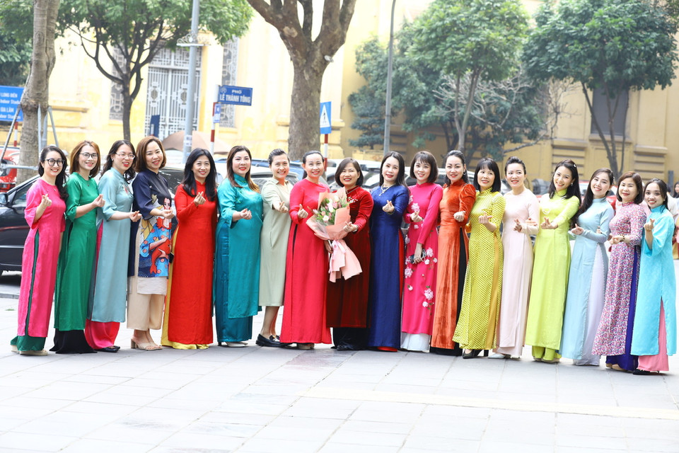 Chị em phụ nữ Ban Kế hoạch-Tài chính rạng rỡ trong tà áo dài. (Nguồn: TTXVN)