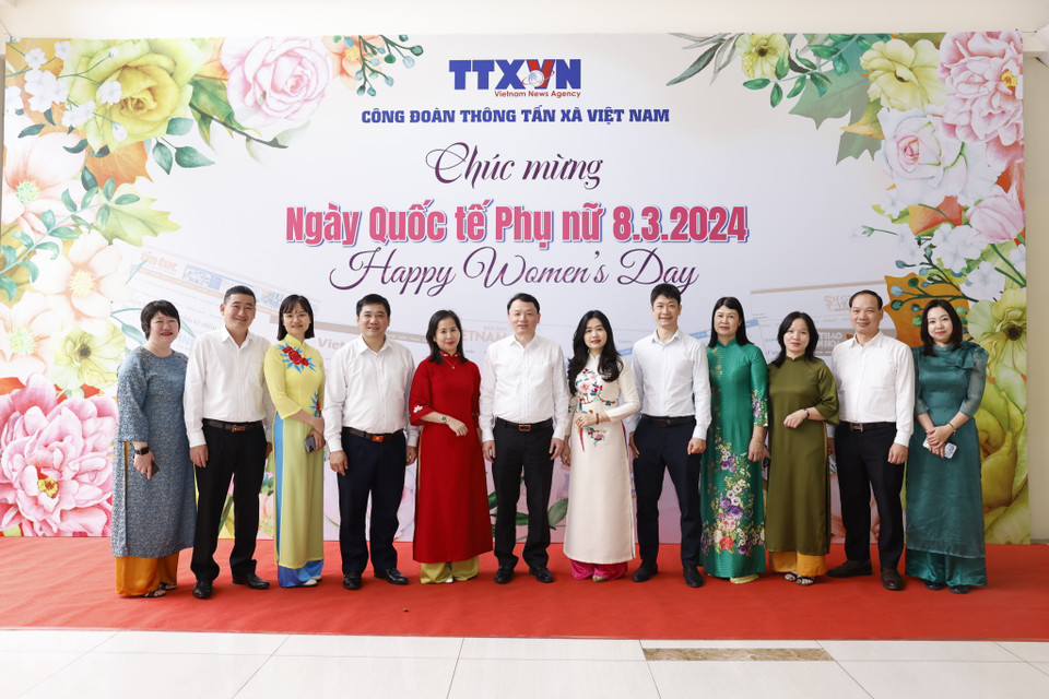 Chị em phụ nữ Ban Tổ chức Cán bộ dịu dàng trong tà áo dài. (Nguồn: TTXVN)