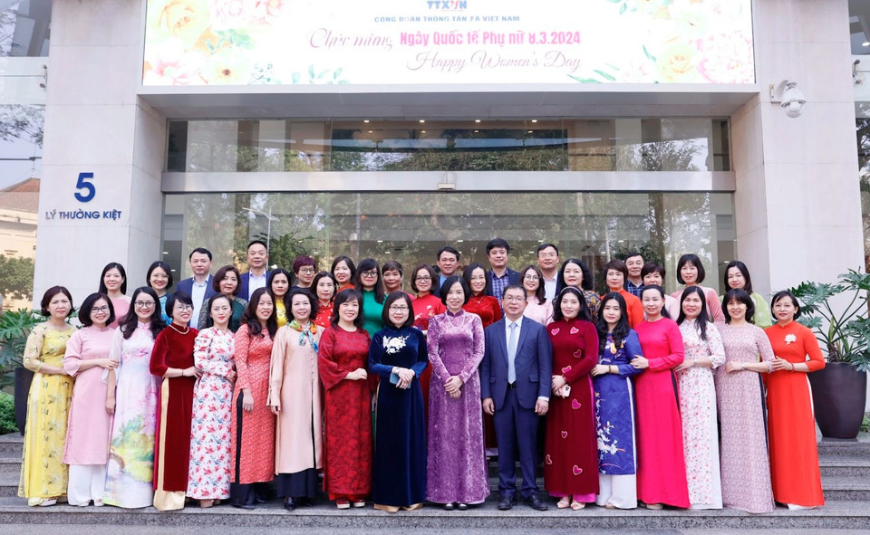 Tổng Giám đốc TTXVN Vũ Việt Trang (giữa) chụp ảnh lưu niệm cùng các nữ công đoàn viên TTXVN trong tà áo dài nhân dịp Ngày Quốc tế Phụ nữ 8/3. (Nguồn: TTXVN)