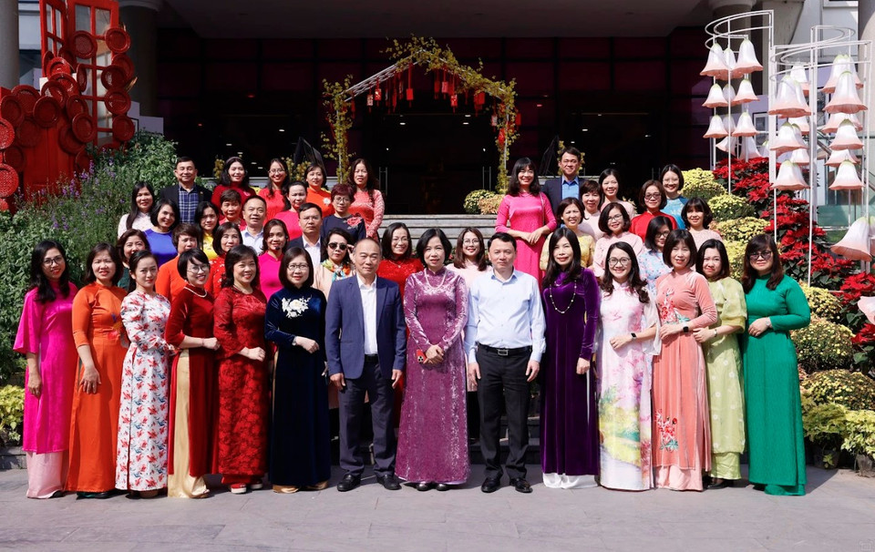 Tổng Giám đốc TTXVN Vũ Việt Trang (giữa) chụp ảnh lưu niệm cùng các nữ công đoàn viên TTXVN và các đại biểu tại Bảo tàng Phụ nữ Việt Nam. (Nguồn: TTXVN)