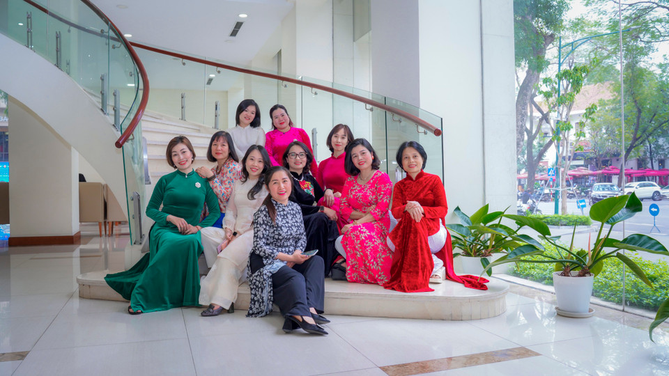 Chị em phụ nữ Văn phòng rạng rỡ trong tà áo dài. (Nguồn: TTXVN)