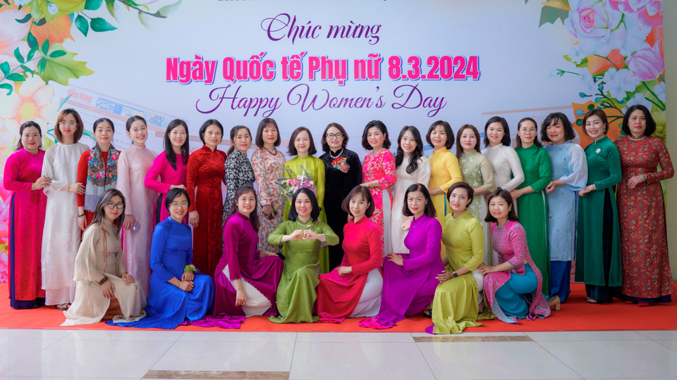 Chị em phụ nữ Văn phòng rạng rỡ trong tà áo dài. (Nguồn: TTXVN)