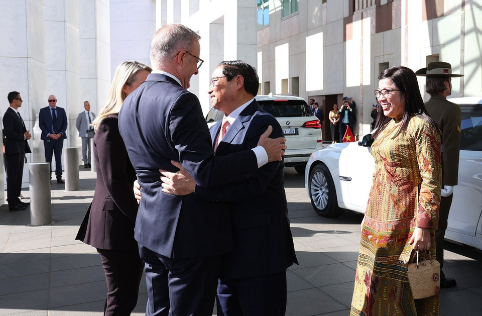 Thủ tướng Australia Anthony Albanese và Hôn thê đón Thủ tướng Phạm Minh Chính và Phu nhân. (Ảnh: Dương Giang/TTXVN)