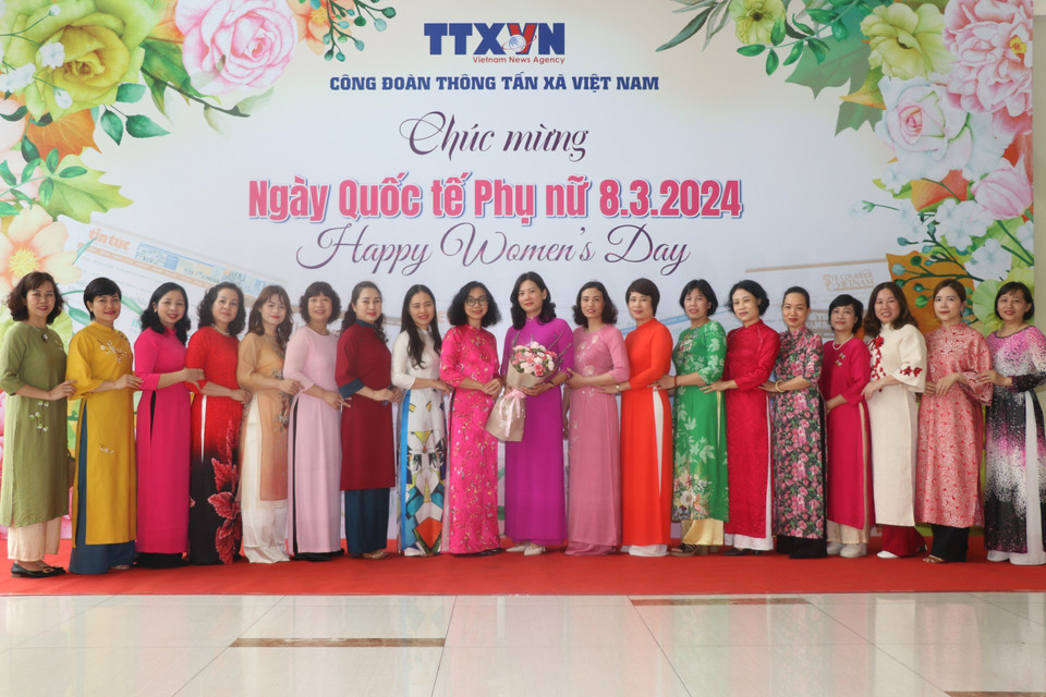 Chị em phụ nữ Trung tâm Phát triển Truyền thông rạng rỡ trong tà áo dài. (Nguồn: TTXVN)