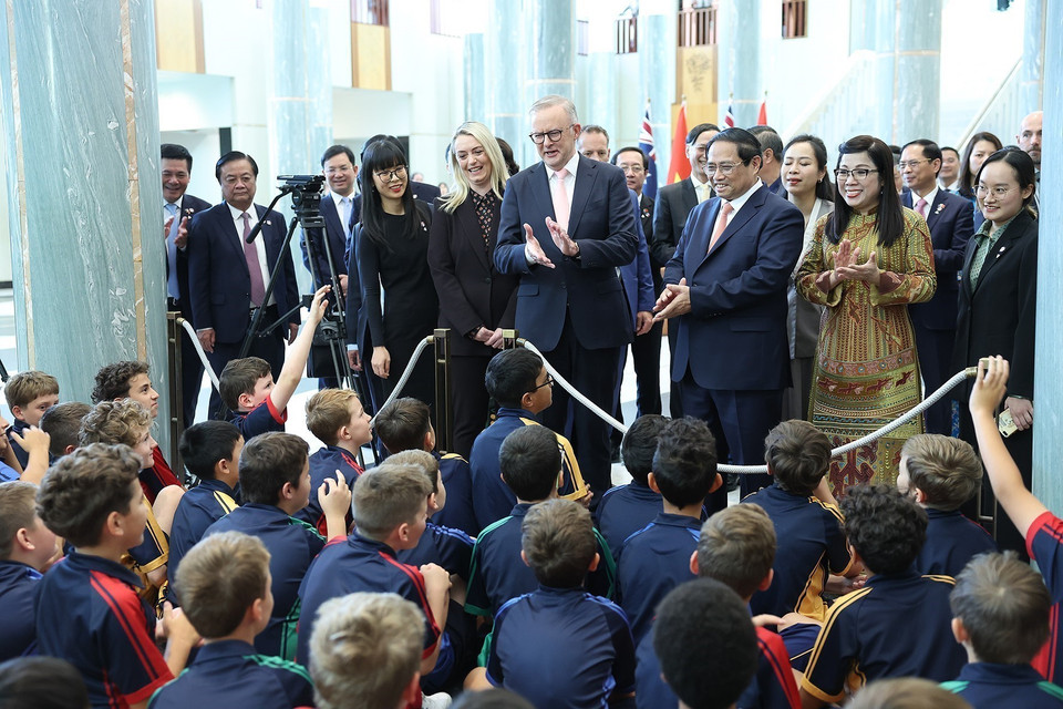 Thủ tướng Australia Anthony Albanese và Thủ tướng Phạm Minh Chính với thanh thiếu niên Australia. (Ảnh: Dương Giang/TTXVN)