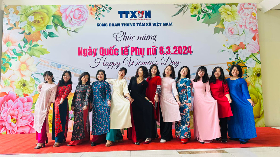 Chị em phụ nữ Báo Điện tử VietnamPlus thướt tha trong trang phục áo dài. (Nguồn: Vietnam+)