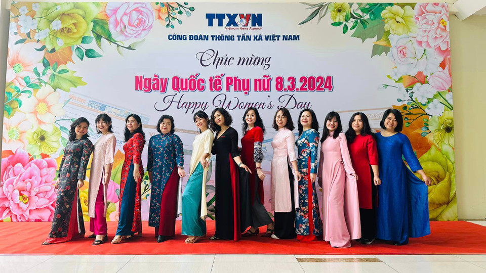 Chị em phụ nữ Báo Điện tử VietnamPlus thướt tha trong trang phục áo dài. (Nguồn: Vietnam+)