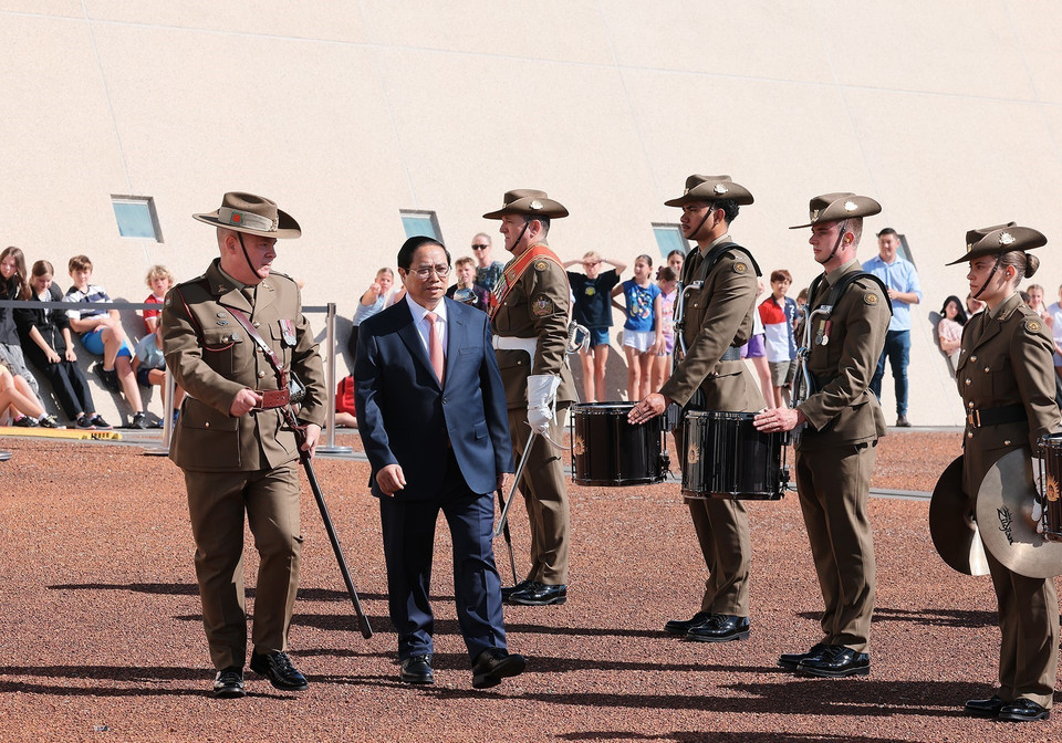 Thủ tướng Phạm Minh Chính duyệt đội danh dự. (Ảnh: Dương Giang/TTXVN)