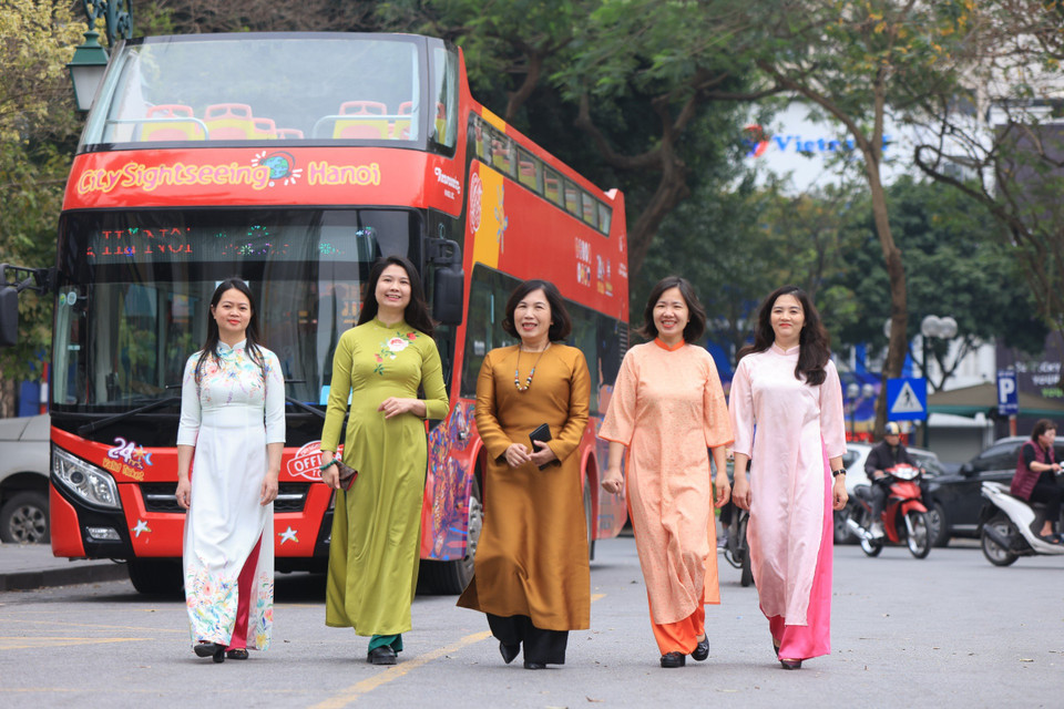 Chị em phụ nữ Trung tâm Bồi dưỡng nghiệp vụ Thông tấn khoe sắc trong tà áo dài. (Nguồn: TTXVN)