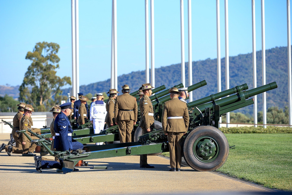 Nghi thức bắn đại bác chào mừng Thủ tướng Phạm Minh Chính và Phu nhân thăm chính thức Australia. (Ảnh: Dương Giang/TTXVN)