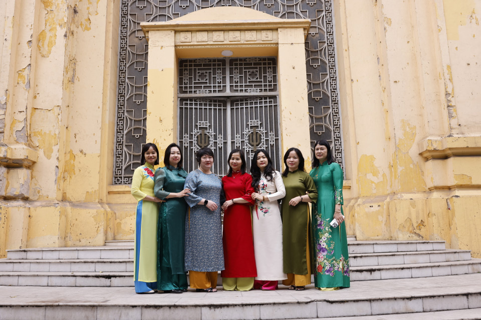 Chị em phụ nữ Ban Tổ chức Cán bộ dịu dàng trong tà áo dài. (Nguồn: TTXVN)