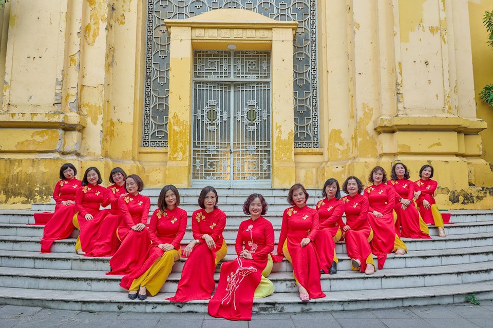 Chị em phụ nữ Trung tâm Thông tin Tư liệu và Đồ họa thướt tha trong tà áo dài. (Nguồn: TTXVN)