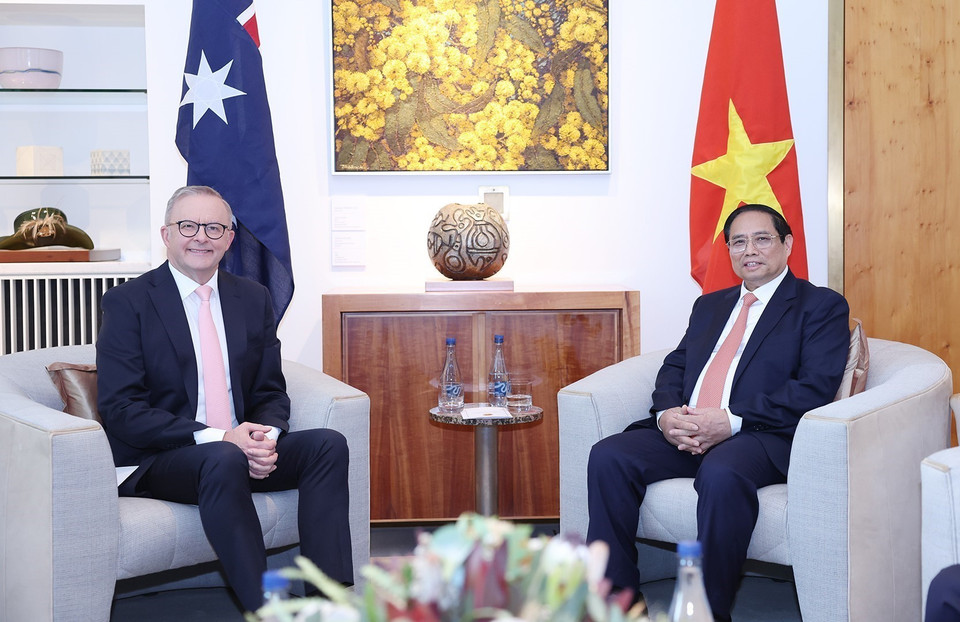 Thủ tướng Phạm Minh Chính và Thủ tướng Australia Anthony Albanese gặp hẹp. (Ảnh: Dương Giang/TTXVN)