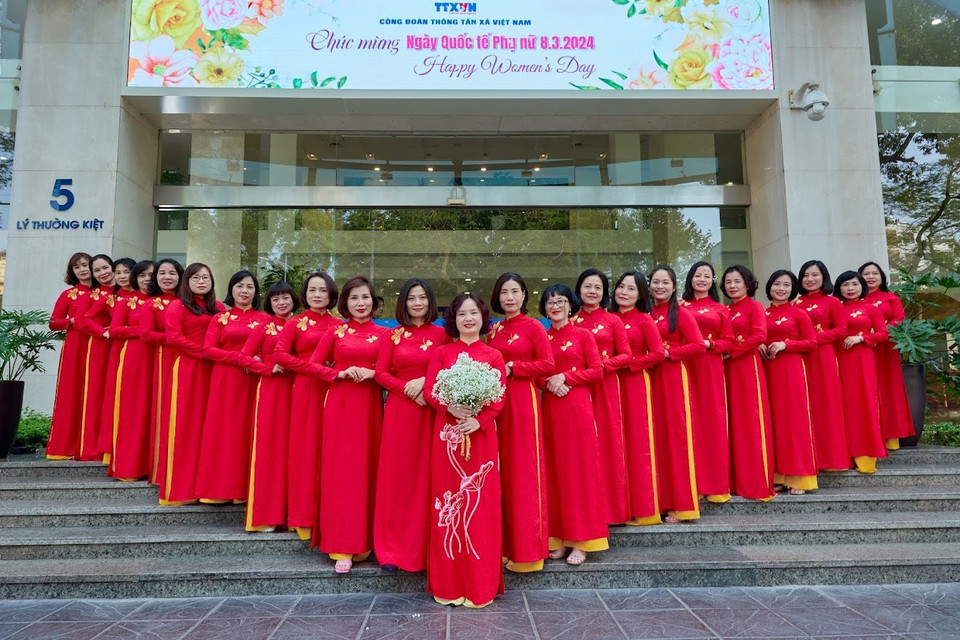 Chị em phụ nữ Trung tâm Thông tin Tư liệu và Đồ họa thướt tha trong tà áo dài. (Nguồn: TTXVN)