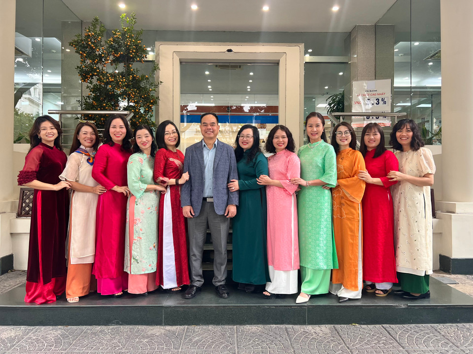 Chị em phụ nữ Báo Thể thao Văn hóa tạo dáng với áo dài. (Nguồn: TTXVN)