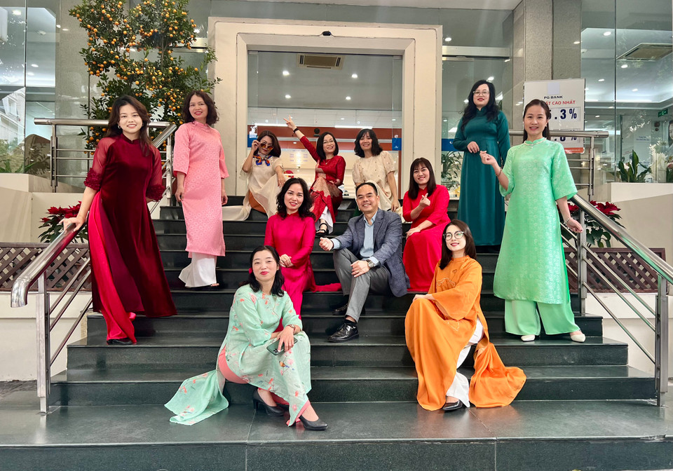 Chị em phụ nữ Báo Thể thao Văn hóa tạo dáng với áo dài. (Nguồn: TTXVN)