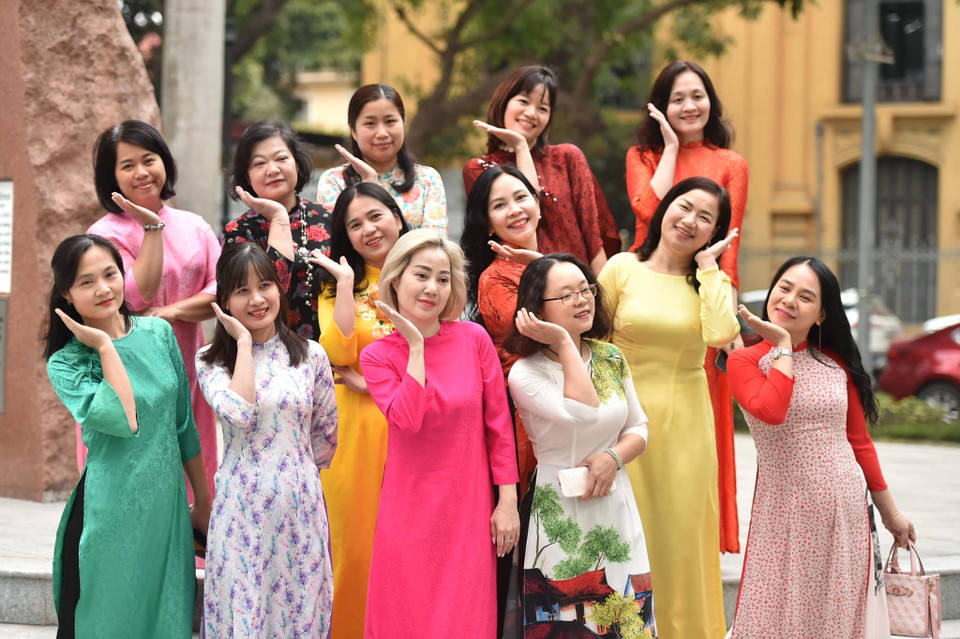 Chị em phụ nữ Báo Điện tử VietnamPlus thướt tha trong trang phục áo dài. (Nguồn: Vietnam+)