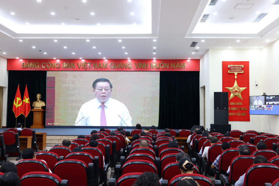 Cán bộ, đảng viên TTXVN dự hội nghị dưới hình thức trực tuyến tại điểm cầu Hà Nội. (Ảnh: Phạm Kiên/TTXVN)