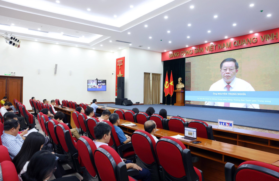 Cán bộ, đảng viên TTXVN dự hội nghị dưới hình thức trực tuyến tại điểm cầu Hà Nội. (Ảnh: Phạm Kiên/TTXVN)