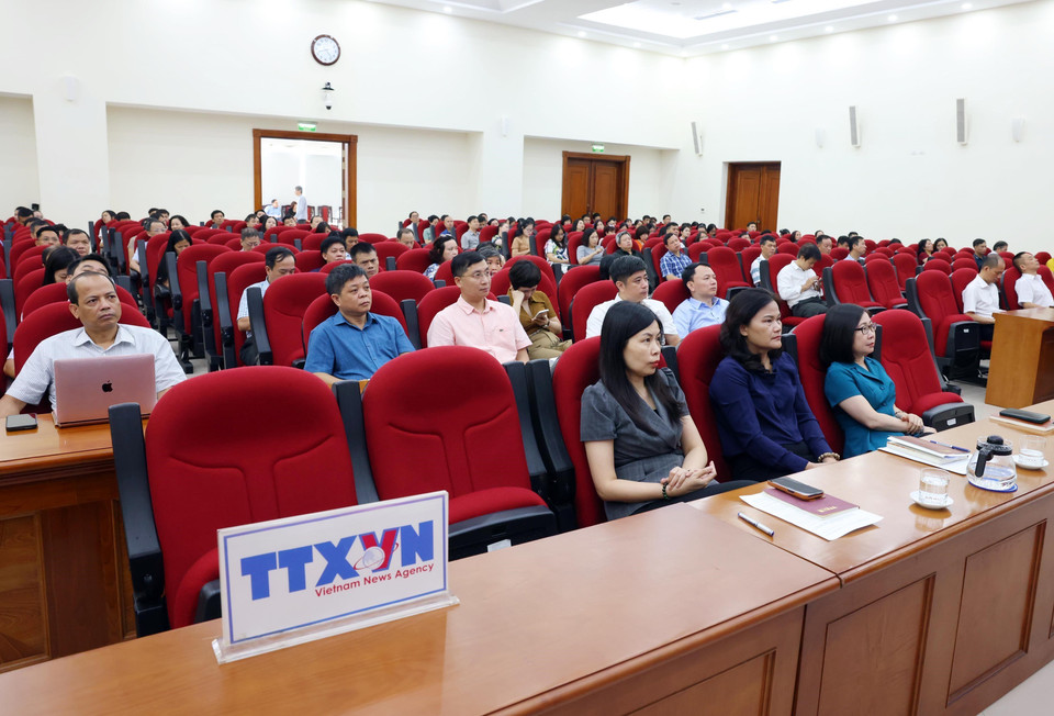 Cán bộ, đảng viên TTXVN dự hội nghị dưới hình thức trực tuyến tại điểm cầu Hà Nội. (Ảnh: Phạm Kiên/TTXVN)