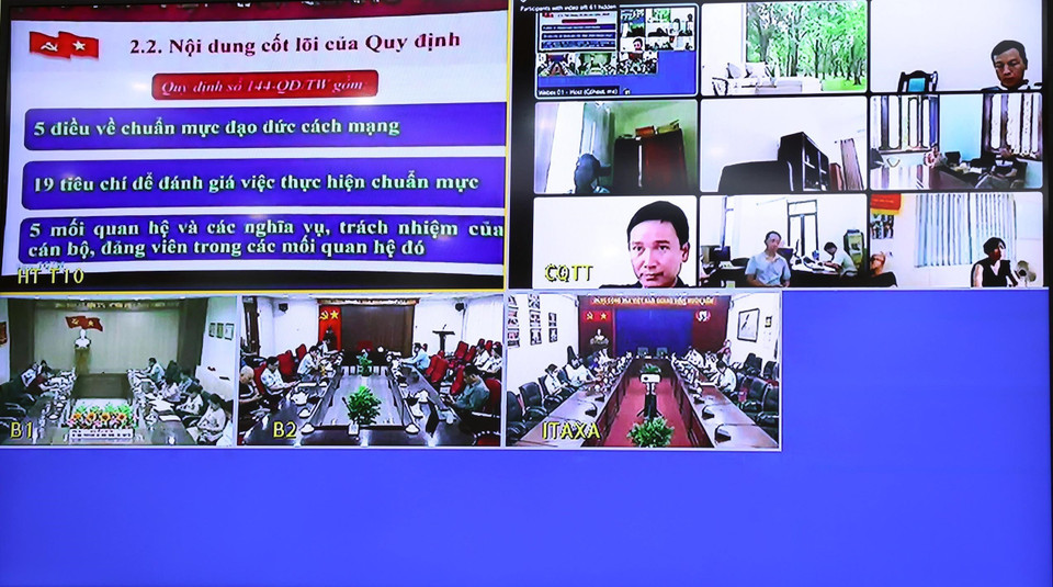 Cán bộ, đảng viên TTXVN dự hội nghị dưới hình thức trực tuyến. (Ảnh: Phạm Kiên/TTXVN)