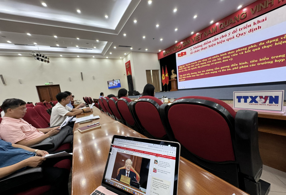 Cán bộ, đảng viên TTXVN dự hội nghị dưới hình thức trực tuyến tại điểm cầu Hà Nội. (Ảnh: Phạm Kiên/TTXVN)