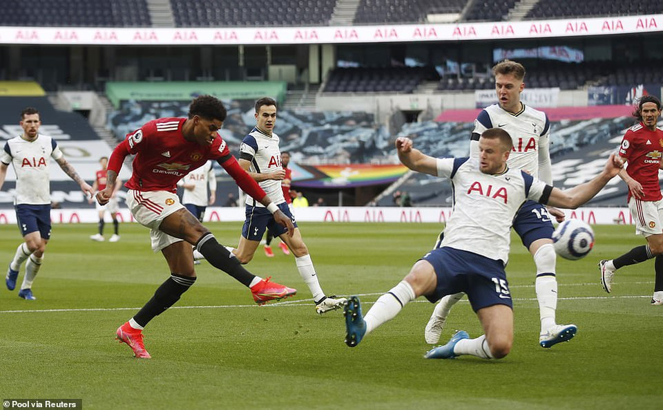 Trận cầu tâm điểm của vòng 31 Premier League diễn ra căng thẳng, với nhiều toan tính trong những phút đầu. (Nguồn: Reuters)