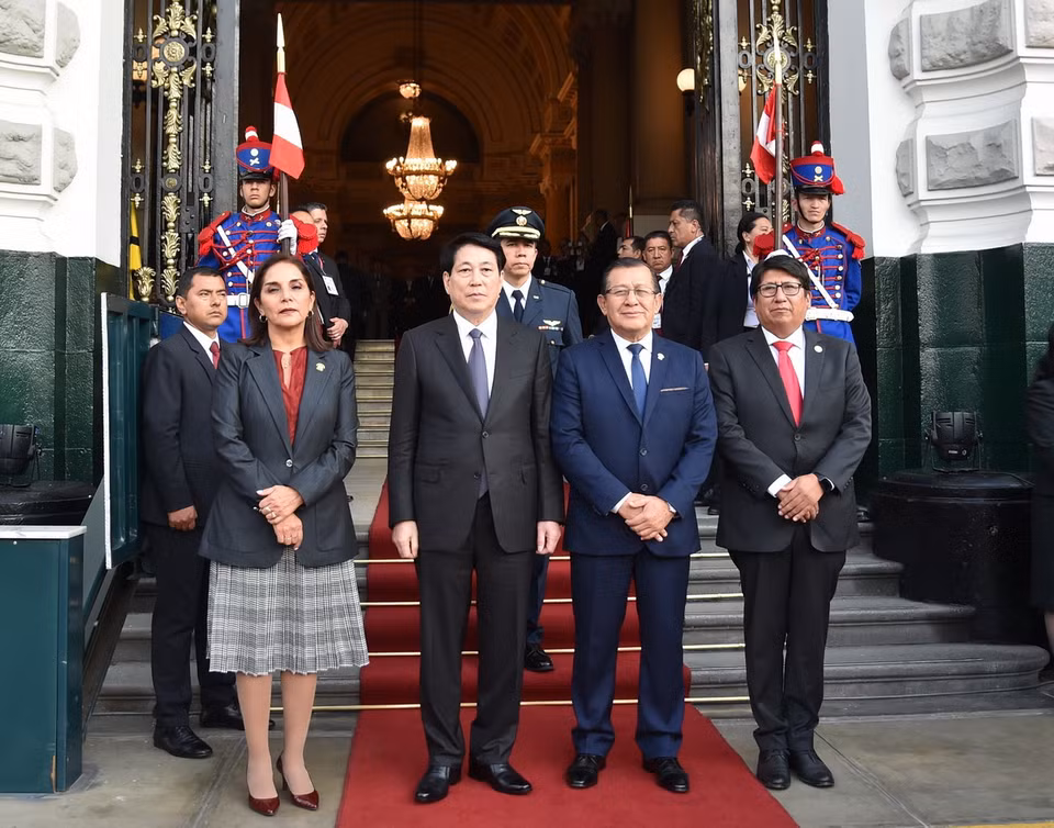 Chủ tịch Quốc hội Peru Eduardo Salhuana đón Chủ tịch nước Lương Cường. (Ảnh: Lâm Khánh/TTXVN)