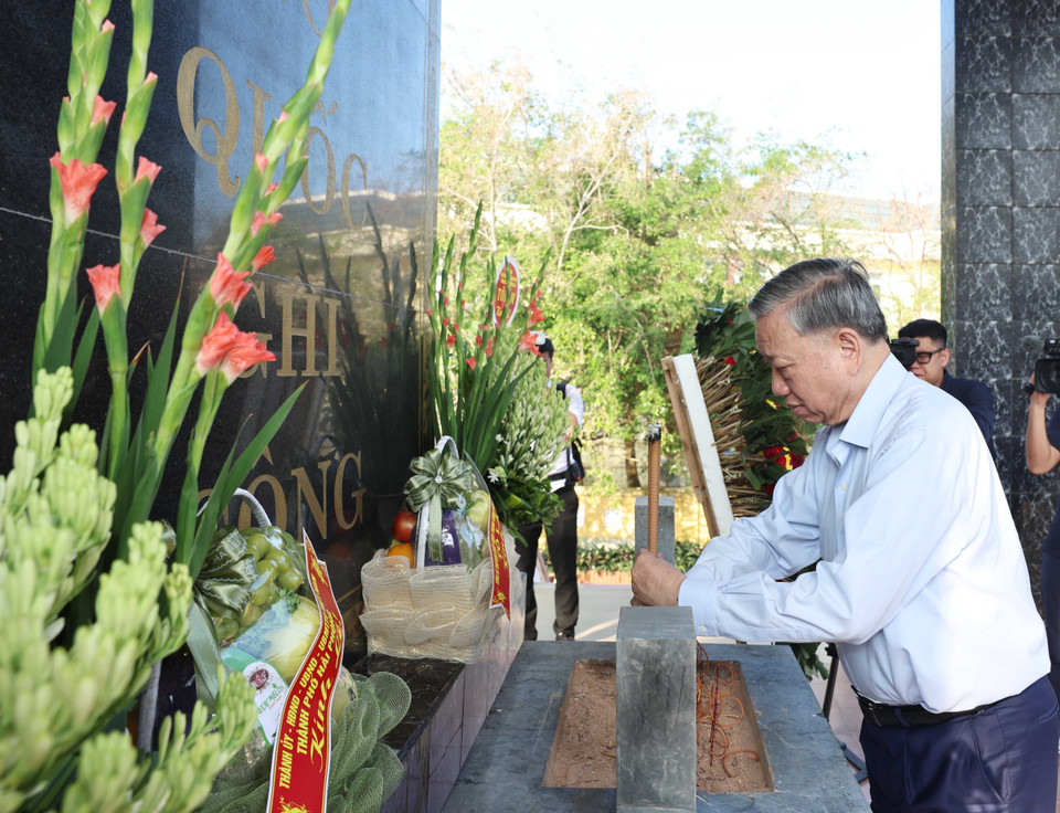 Tổng Bí thư Tô Lâm dâng hương tưởng niệm các Anh hùng liệt sỹ tại huyện đảo Bạch Long Vĩ. (Ảnh: Thống Nhất/TTXVN)