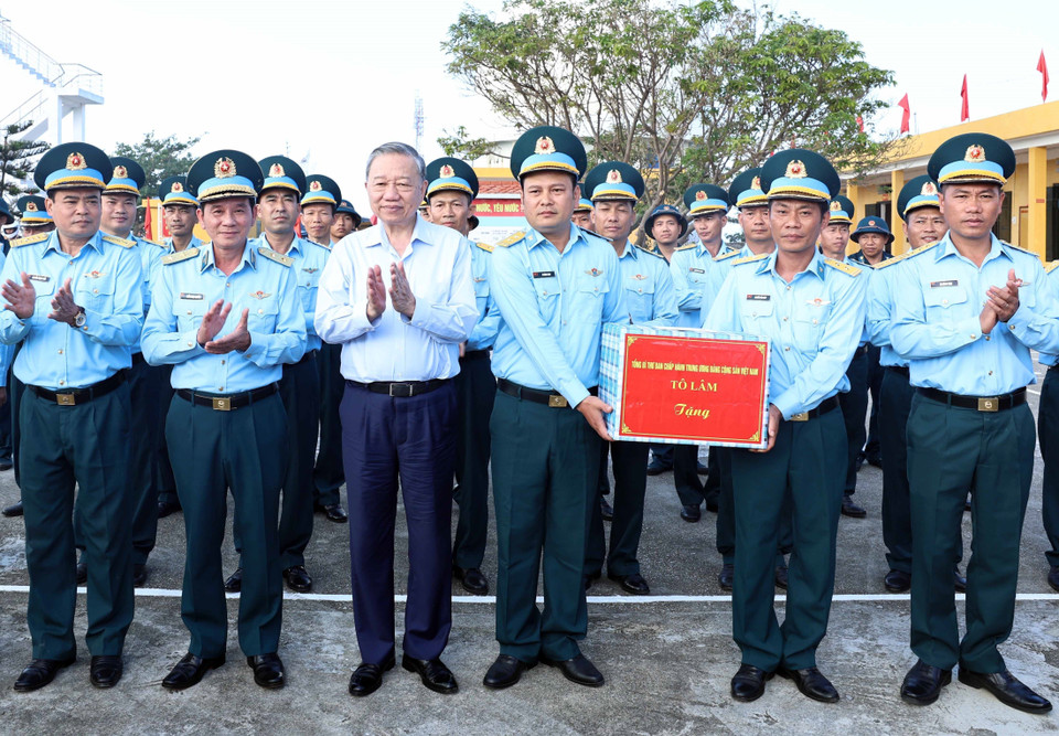 Tổng Bí thư Tô Lâm thăm tặng quà cán bộ, chiến sỹ Trạm Ra đa 27 tại huyện đảo Bạch Long Vĩ. (Ảnh: Thống Nhất/TTXVN)