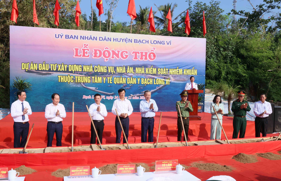 Tổng Bí thư Tô Lâm với các đại biểu dự Lễ động thổ Dự án đầu tư xây dựng một số công trình tại huyện đảo Bạch Long Vĩ . (Ảnh: An Đăng/TTXVN)
