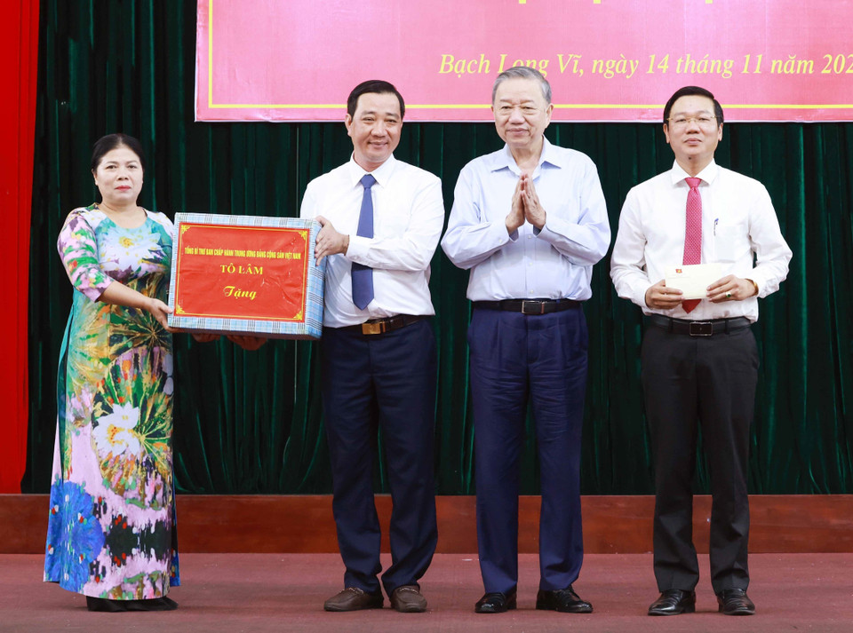 Tổng Bí thư Tô Lâm tặng quà cho huyện đảo Bạch Long Vĩ. (Ảnh: Thống Nhất/TTXVN)