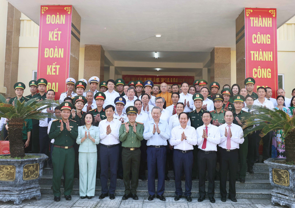 Tổng Bí thư Tô Lâm với lãnh đạo và nhân dân huyện đảo Bạch Long Vỹ. (Ảnh: Thống Nhất/TTXVN)