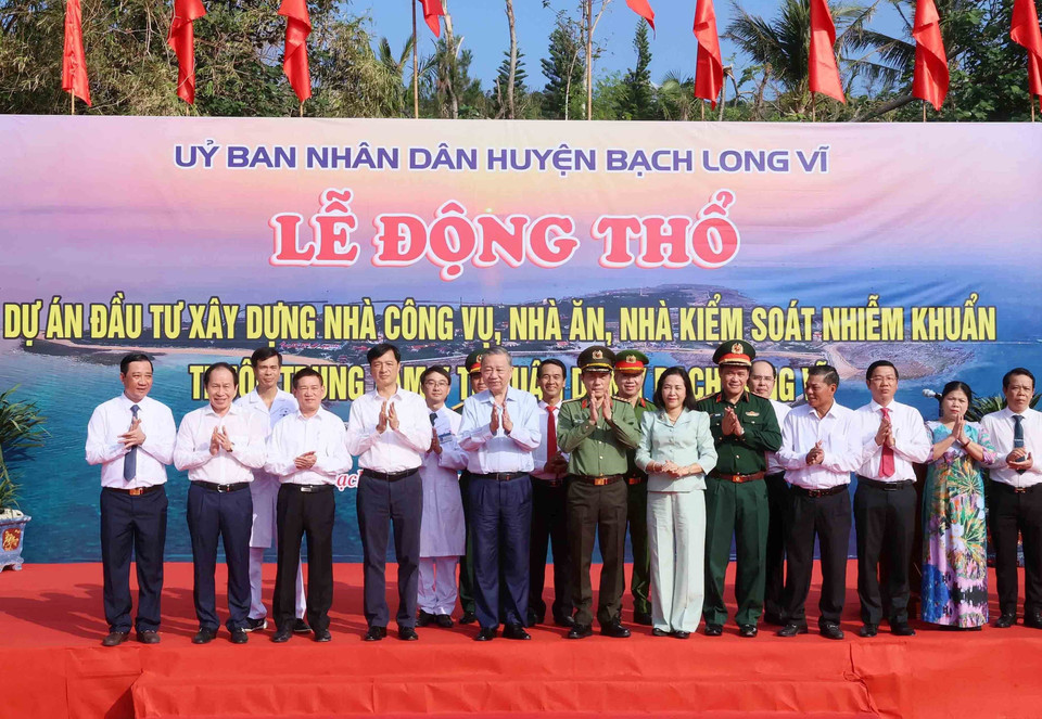 Tổng Bí thư Tô Lâm với các đại biểu dự Lễ động thổ Dự án đầu tư xây dựng một số công trình tại huyện đảo Bạch Long Vĩ . (Ảnh: An Đăng/TTXVN)