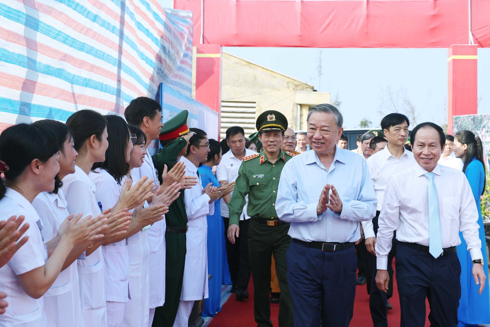 Tổng Bí thư Tô Lâm với nhân dân huyện đảo Bạch Long Vĩ. (Ảnh: Thống Nhất/TTXVN)