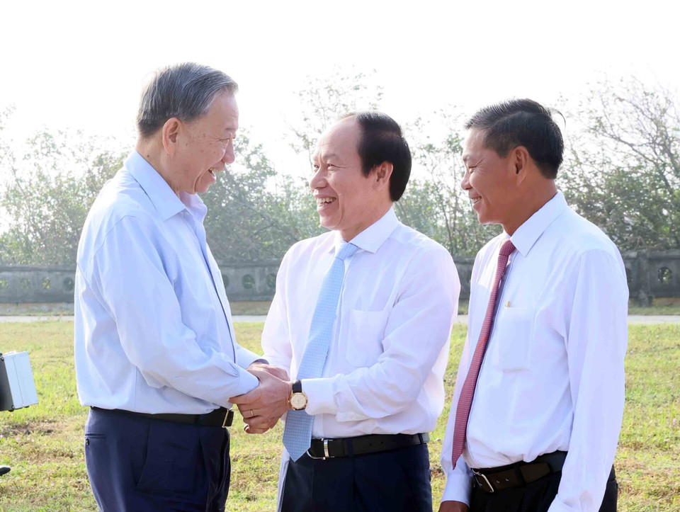 Lãnh đạo thành phố Hải Phòng đón Tổng Bí thư Tô Lâm tại huyện đảo Bạch Long Vĩ. (Ảnh: An Đăng/TTXVN)