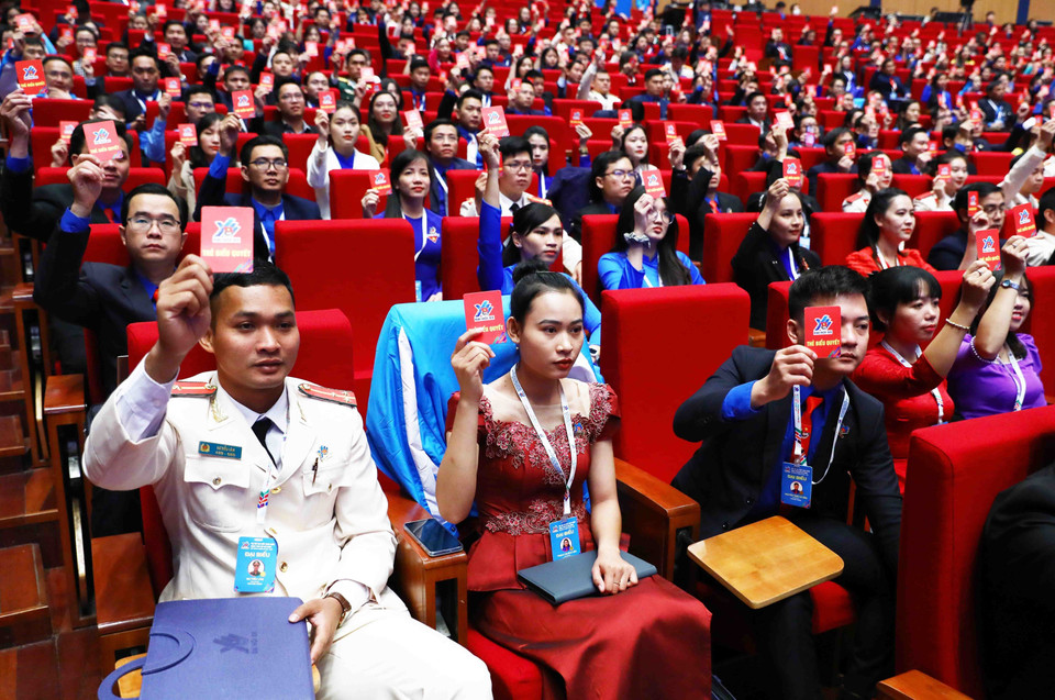 Các đại biểu biểu quyết tại đại hội. (Ảnh: Minh Đức/TTXVN)