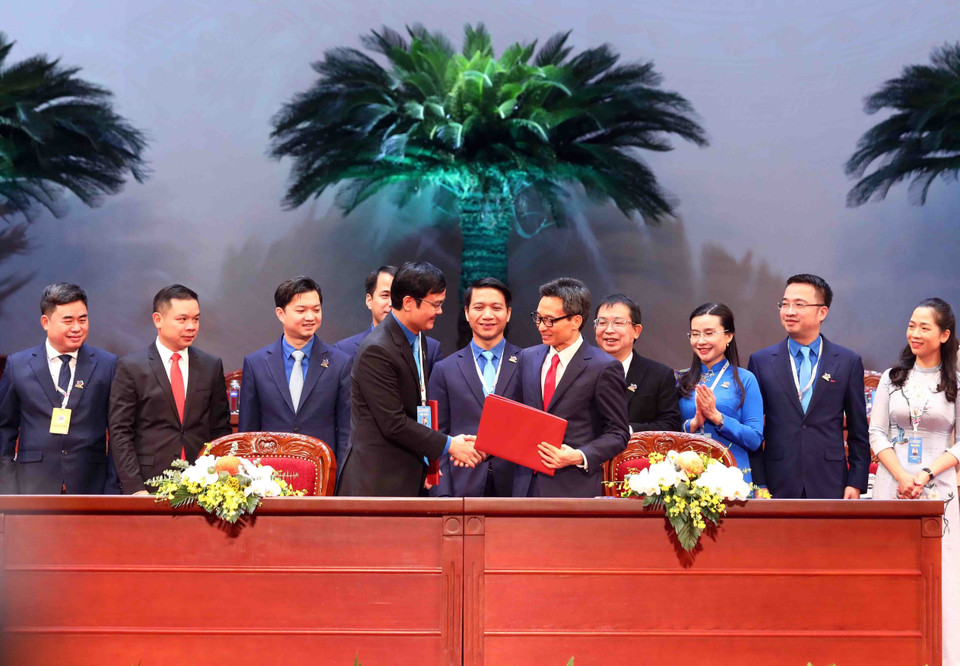 Phó Thủ tướng Vũ Đức Đam và Bí thư thứ nhất Trung ương Đoàn Bùi Quang Huy ký kết Nghị quyết liên tịch giữa Chính phủ và Ban Chấp hành Trung ương Đoàn giai đoạn 2022-2027. (Ảnh: Phạm Kiên/TTXVN)